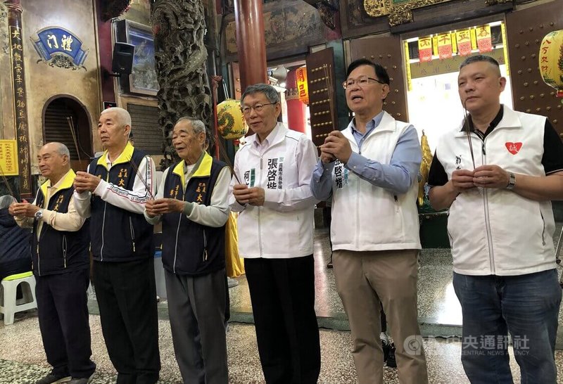 台灣民眾黨創黨主席柯文哲(右3)22日在民眾黨嘉義市長參選人、立委張啓楷(右2)等人陪同下,前往嘉義大天宮參拜祈福。中央社記者黃國芳攝 115年2月22日