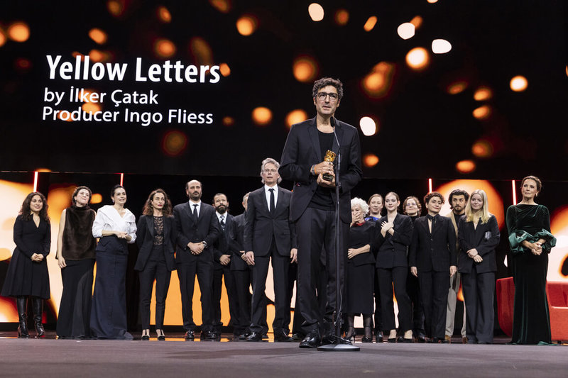 土耳其裔德國導演查塔克以描繪土耳其劇場藝術家伴侶面對創作自由與政治環境兩難的作品Yellow Letters，獲柏林影展最高榮譽金熊獎。（柏林影展提供）中央社記者林尚縈柏林傳真　115年2月22日