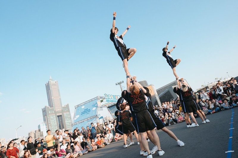 東京都立大學男子啦啦隊MAXONS，以高難度拋接與組技著稱，此次參與高雄燈會演出，結合日本動漫歌曲與流行音樂展現活力。（高雄市行政暨國際處提供）中央社記者蔡孟妤傳真　115年2月22日