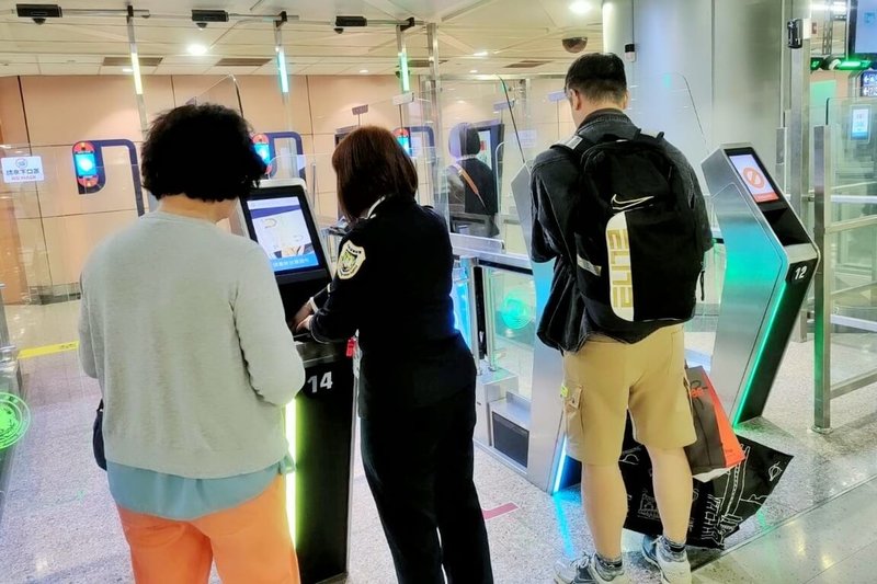 農曆春節及寒假接近尾聲,桃園國際機場22日再現人潮,國境事務大隊呼籲民眾善用自動查驗通關系統。(移民署國境事務大隊提供)中央社記者吳睿騏桃園機場傳真 115年2月22日