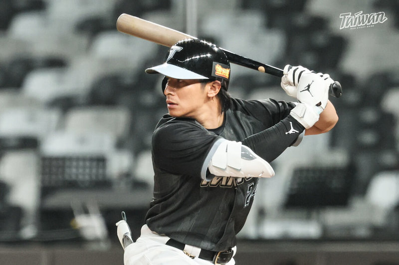 世界棒球經典賽（WBC）練習賽台灣隊22日與韓國職棒培證英雄交手，陳傑憲（圖）首局選到保送、幫助球隊延續攻勢。（中華職棒提供）中央社記者謝靜雯傳真　115年2月22日