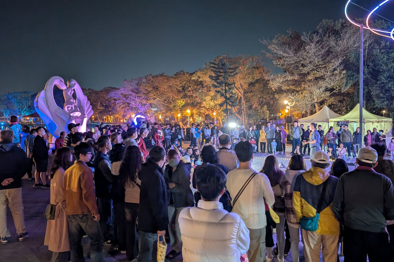 台南市文化局22日統計，三大燈節在春節連假期間吸引逾90萬人次參觀。圖為新營波光節人潮。（台南市文化局提供）中央社記者楊思瑞台南傳真 115年2月22日