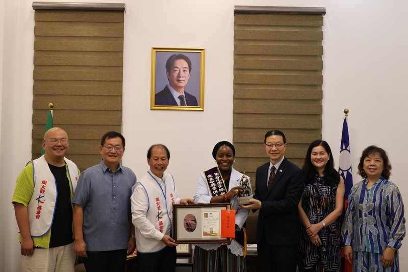 周大觀文教基金會創辦人周進華(左3)、駐奈及利亞代表劉翼平(右3)等人19日合頒周大觀基金會「全球熱愛生命獎章」,肯定奈及利亞公益律師詩人奧德博多(Karimot Odebode,中)在青年世代中的影響力及跨領域倡議成果。(周大觀文教基金會提供)中央社記者李依璇約翰尼斯堡傳真 115年2月22日