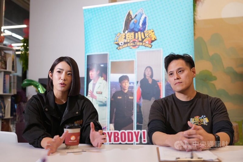 小公視兒少節目「鹹魚小隊」製作人張颿駿（右）與林思宇（宇宙）（左）一起受訪，談及節目主題有捷運隨機傷人事件，2人皆表示當初規劃拍攝時張文事件還沒發生，覺得更有必要向青少年推廣自我保護相關技能。中央社記者徐肇昌攝　115年2月22日