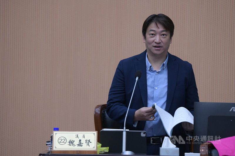 無黨籍花蓮縣議員魏嘉賢22日透過社群媒體宣布，投入花蓮縣長選舉；他表示會用經驗與行動，為花蓮打造看得見的未來。圖為魏嘉賢於議會質詢時畫面。中央社記者李先鳳攝　115年2月22日