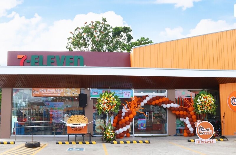 菲律賓7-ELEVEN因應當地飲食習慣設立「Crunch Time」店型，目前有逾2600家門市，提供每日新鮮現炸、區域配送的炸雞及多元炸物，搭配白飯銷售。（統一超提供）中央社記者何秀玲傳真　115年2月22日