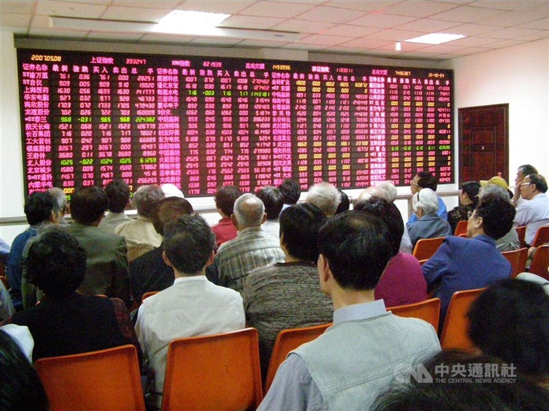 蛇年的中國股市上演久違的大多頭行情,上證指數更一舉創下10年來的大波段新高,中國內外資法人因此普遍看好馬年走勢。但宏觀經濟數據好壞、內需提升程度及地緣政治動盪,仍是中國股市馬年行情可能的變數。(中央社檔案照片)