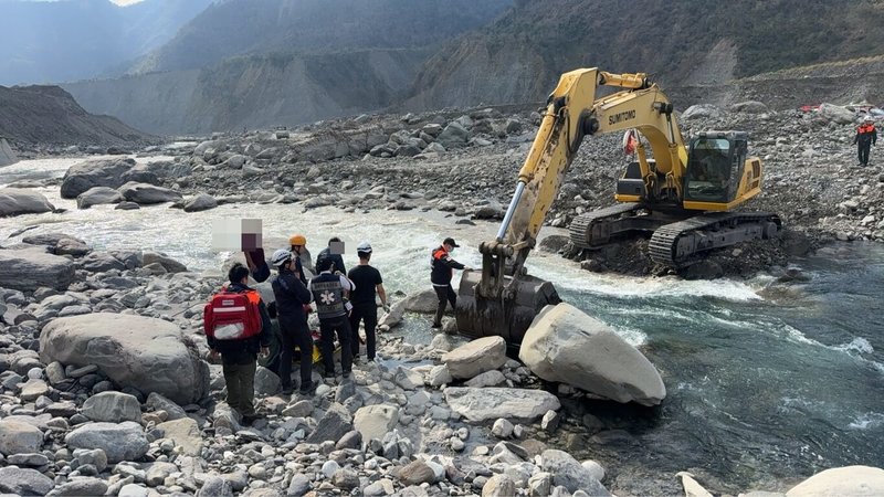 1名機車騎士22日行經高雄市桃源區瓦筏哈橋時，因不明原因墜落溪谷，救難人員渡河搶救，男子呈到院前心肺功能停止（OHCA）狀態，經救護人員處置後送醫急救。（高雄市政府消防局提供）中央社記者張已亷傳真　115年2月22日