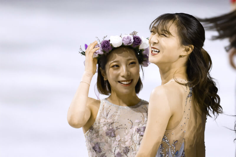 三浦璃來(左)與坂本花織(右)。(共同社)