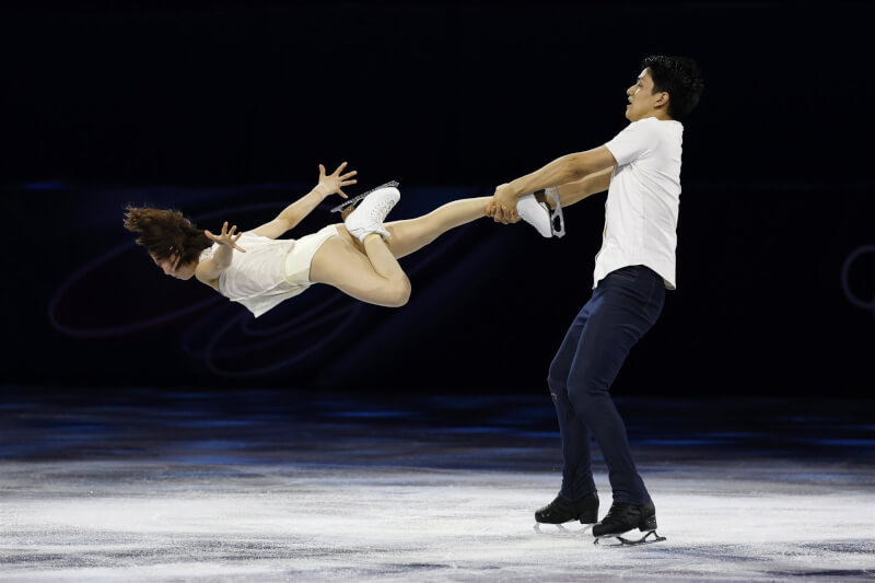 日本雙人花式滑冰選手三浦璃來(左)與木原龍一(右)21日在表演賽登場。(共同社)