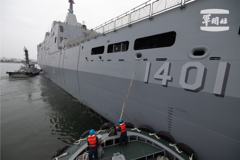 海軍左營港務隊擔任艦艇進出港關鍵，圖為拖駁艇在領港引導下，於港區內配合推頂或拉帶。（軍聞社提供）中央社記者游凱翔傳真 115年2月22日