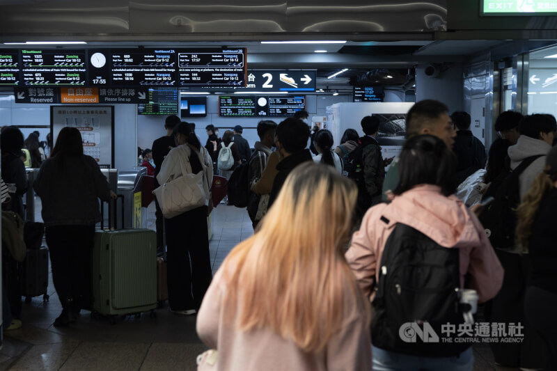 圖為農曆春節假期展開，台北車站湧現人潮，民眾前往搭乘高鐵返鄉。（中央社檔案照片）