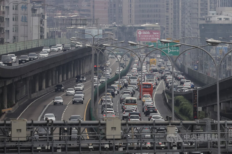 圖為國道1號內湖往汐止路段塞車。（中央社檔案照片）