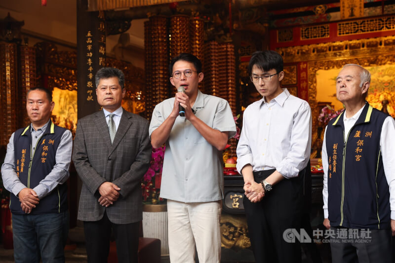 台灣民眾黨新北市長參選人黃國昌（中）22日上午前往蘆洲保和宮參香祈福，並向市民朋友拜年。右2為陳彥廷。中央社記者吳家昇攝　115年2月22日