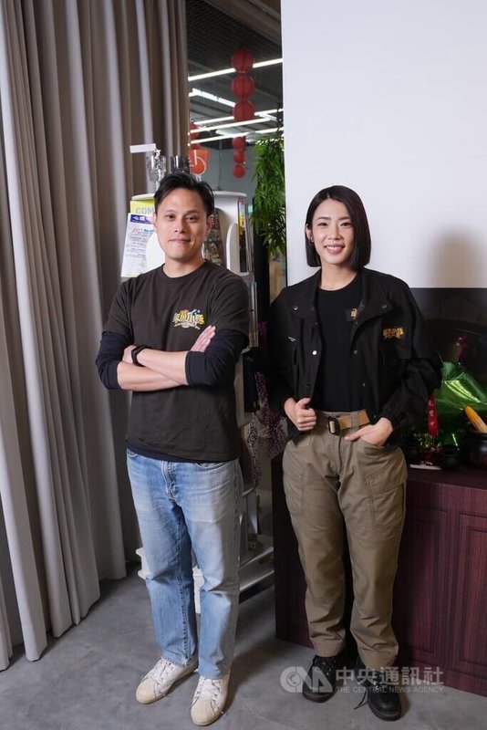 小公視兒少節目「鹹魚小隊」製作人張颿駿（左）與林思宇（宇宙）（右）一起受訪，他們分享節目設計多種緊急狀況，「我們的主要觀眾是10歲到14歲青少年，但其實裡面的知識涵蓋量不是僅限於小朋友，也希望大人可以知道。」中央社記者徐肇昌攝　115年2月22日