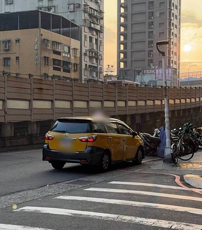 台北市22日清晨發生計程車被搶走的案件，大同警分局調閱監視器後，循線在新北市三重區中興橋旁尋獲遭搶的計程車。（台北市大同警分局提供）中央社記者劉世怡傳真　115年2月22日