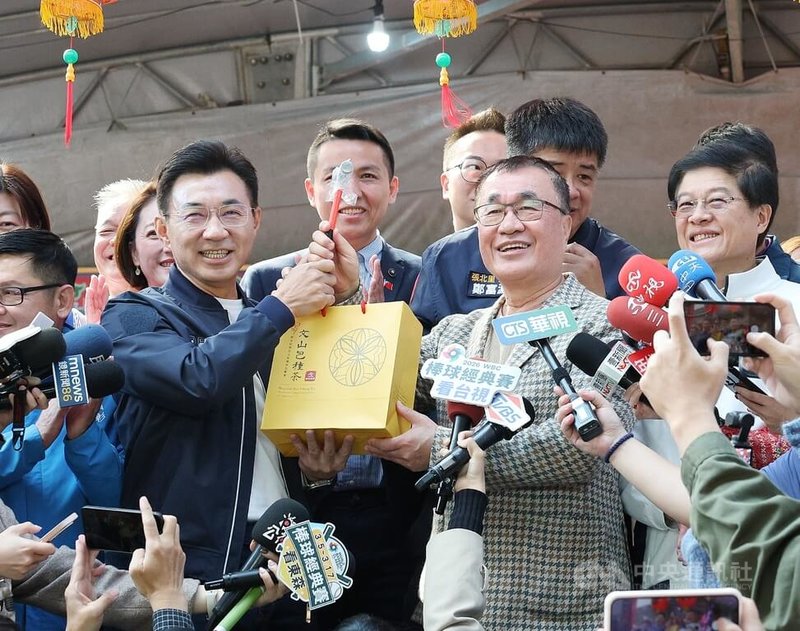 立法院副院長江啟臣（前左）與有意代表國民黨參選新北市長的台北市副市長李四川（前右）22日前往新北市新店區的太平宮參拜，江啟臣送上台中來的太陽餅給李四川，「祝福川伯成爲新北的太陽」。李四川則回贈新北文山的包種茶，象徵台中「包中」，也送上鐵鎚，希望新北女婿江啟臣能夠帶回台中、繼續建設台中。中央社記者郭日曉攝　115年2月22日