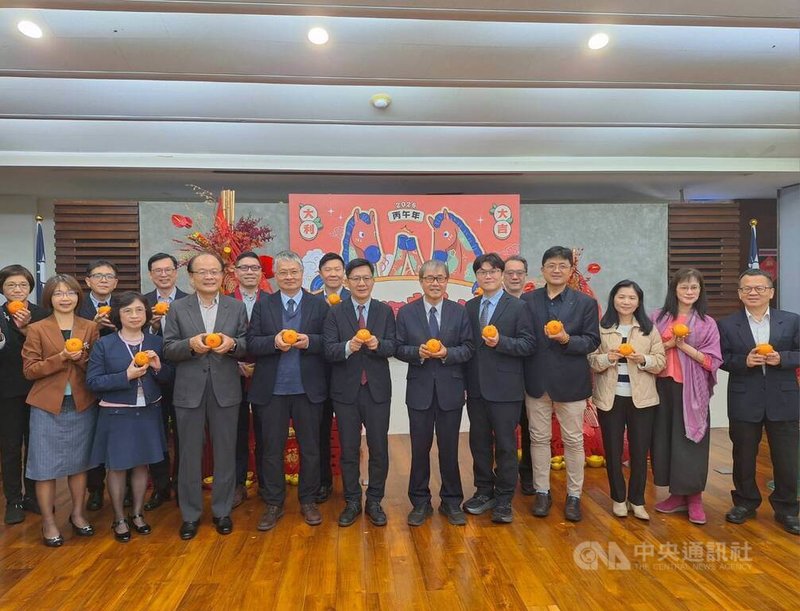 教育部23日舉行新春團拜，教育部長鄭英耀（前右6）率同仁拜年，面對AI快速發展的時代，他認為大家是一個團隊，只要合作努力，就能更好的推動教育政策。中央社記者許秩維攝　115年2月23日