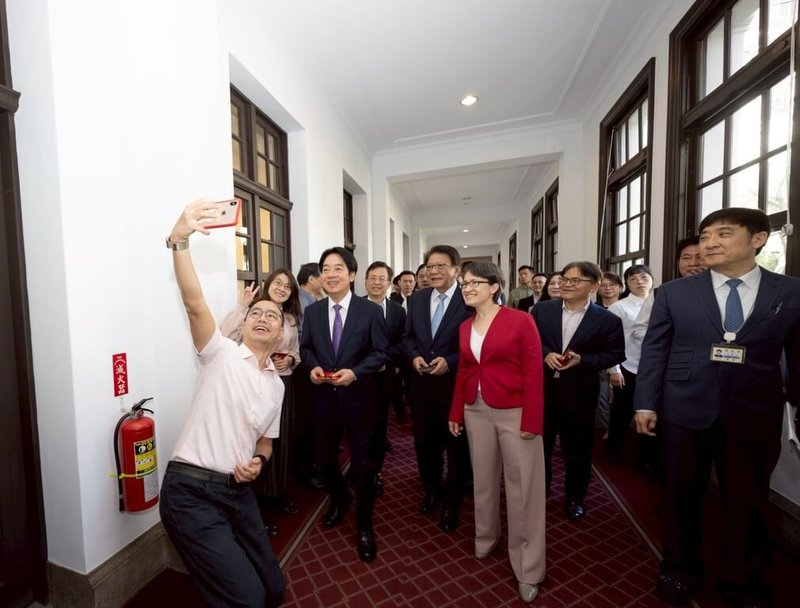 總統賴清德（左2）、副總統蕭美琴（左4）23日向總統府各單位工作人員拜年。（總統府提供）中央社記者葉素萍傳真　115年2月23日