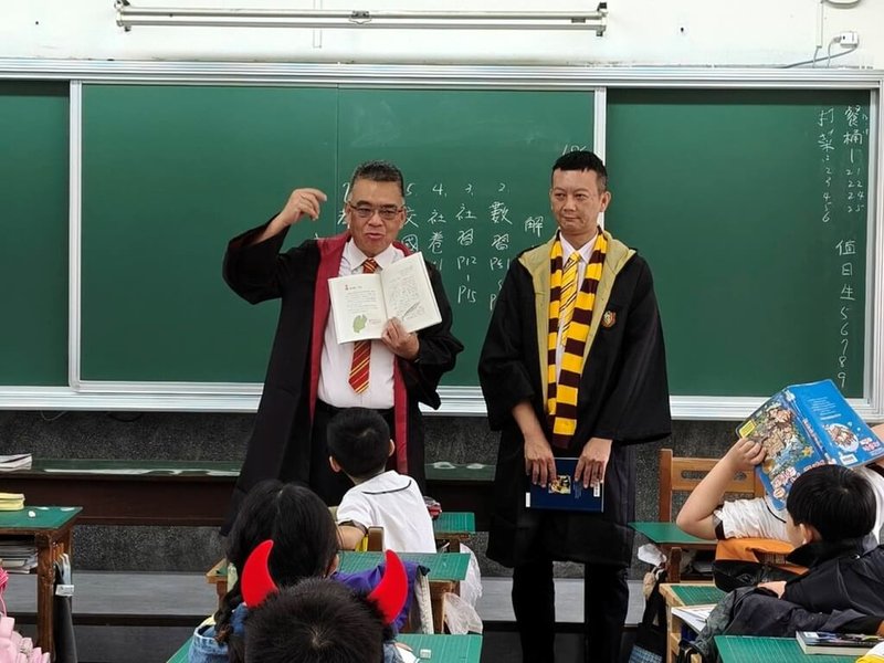 嘉義市興嘉國小推動「家校共讀」，協助孩子建立閱讀習慣，校長與家長會長也參與入班聊書，以身作則示範閱讀分享，深化家校共讀文化。（教育部提供）中央社記者許秩維傳真　115年2月23日