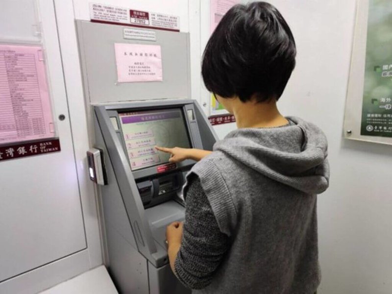 網路交友陷阱多，台中市政府法制局23日提醒，不要隨意將銀行帳戶提供給未曾謀面的網友，即便是基於信任或相信愛情而交付帳戶，但在法律上仍可能因淪為洗錢工具，而面臨告誡處分長達5年的金融管制。（台中市政府提供）中央社記者郝雪卿傳真  115年2月23日