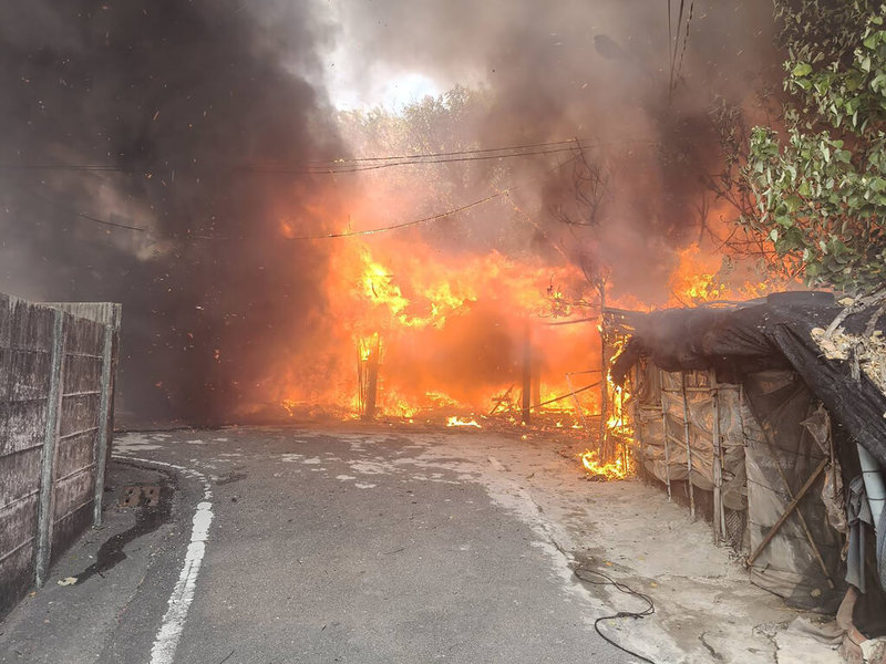 彰化縣大城鄉南北路1處工寮23日接近中午發生大火，延燒後方無人居住的三合院，消防人員獲報馳援，半小時內熄滅火勢，幸無人受困傷亡。（民眾提供）中央社記者鄭維真傳真　115年2月23日