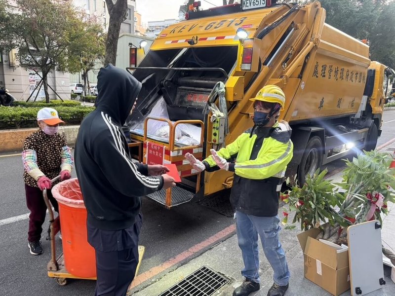 桃園市環保局表示，清潔隊於農曆大年初四恢復清運，針對無法即時退還熱心民眾送上的紅包及禮盒，市府已建立標準作業流程，由各區清潔隊彙整後交由政風室統一登錄，確保全程公開透明。（桃園市政府環保局提供）中央社記者吳睿騏桃園傳真　115年2月23日
