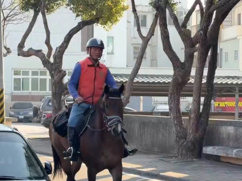 國小開學日，台中市政府警察局大甲分局23日在外埔區外埔國民小學辦護童宣導活動，還找高大英挺的駿馬任特別嘉賓。（民眾提供）中央社記者趙麗妍傳真　115年2月23日