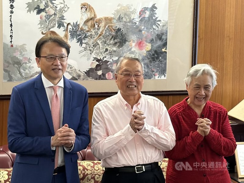 電腦品牌廠宏碁董事長暨執行長陳俊聖（左）23日拜訪宏碁集團創辦人施振榮（中）與施振榮夫人葉紫華（右），陳俊聖表示，在宏碁邁向50週年之際，需要重新定義核心事業，涵蓋PC、電腦周邊及現有子公司業務。中央社記者吳家豪攝　115年2月23日