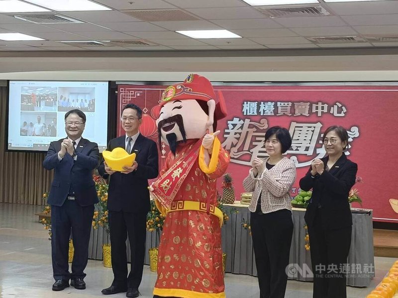台股23日馬年開紅盤，櫃買中心董事長簡立忠（左2）出席櫃買中心新春團拜指出，整體產業趨勢仍具挑戰性，今年將加強協助輔導上櫃公司持續創新。中央社記者何秀玲攝　115年2月23日