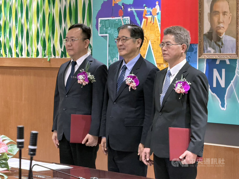 法務部23日辦理新任常務次長、廉政署長交接暨宣誓典禮,由法務部長鄭銘謙(中)主持,新任廉政署長謝名冠(右)及卸任廉政署長、新任法務部常務次長馮成(左)宣誓就職並合影。中央社記者劉世怡攝 115年2月23日