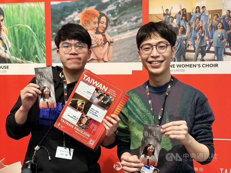 台灣兒少短片「你吹Do，我吹Si」入圍第76屆柏林影展「新世代」競賽單元，導演莊榮祚（右）與製片陳厚廷（左）於影展期間在歐洲電影市場展文策院台灣館接受中央社訪問。中央社記者林尚縈柏林攝　115年2月23日
