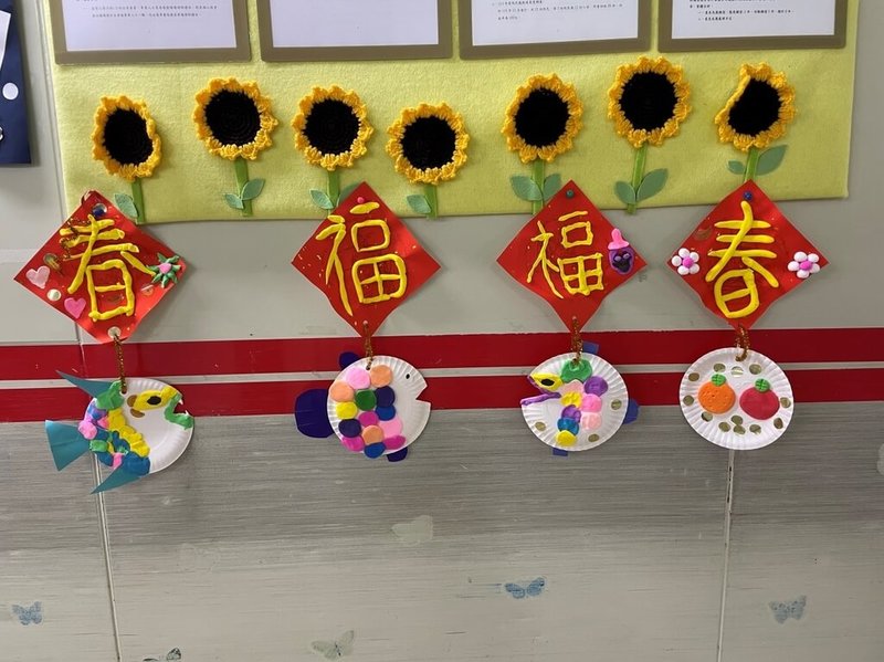 創世基金會為讓安養院民與家屬也能感受新春氣息，在年前規劃「黏土春聯」活動，由工作人員握著植物人的手，將柔軟黏土慢慢搓揉成形，透過感官刺激，讓年味在掌心中延續。（創世基金會提供）中央社記者曾以寧攝　115年2月23日