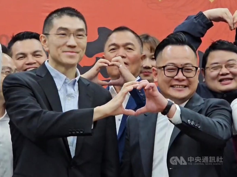 基隆市議會23日舉行新春團拜，議長童子瑋（前右）在台上與基隆市長謝國樑（前左）合體比心，獻上祝福。中央社記者王朝鈺攝　115年2月23日