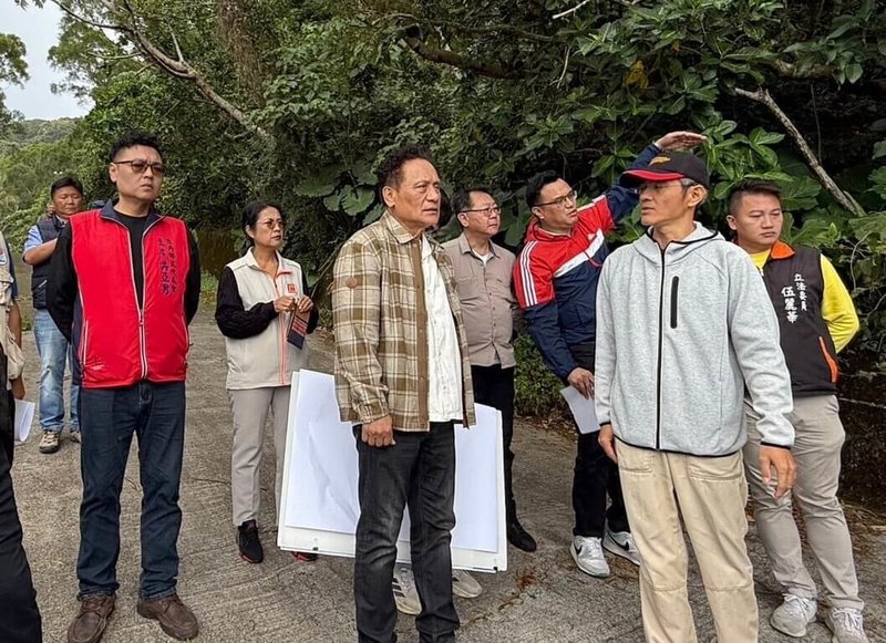 原住民族委員會主委曾智勇(Ljaucu.Zingrur)(中)23日前往屏東縣牡丹鄉會勘,了解石門往四林聯絡道路災害復建工程需求,以及當地基礎建設推動進度。(原住民族委員會提供)中央社記者黃郁菁傳真 115年2月23日