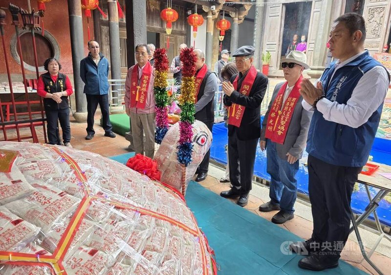春節年假結束後,澎湖元宵乞龜活動拉開序幕,國定古蹟澎湖天后宮23日為1萬2000公斤的米包龜開光。中央社 115年2月23日