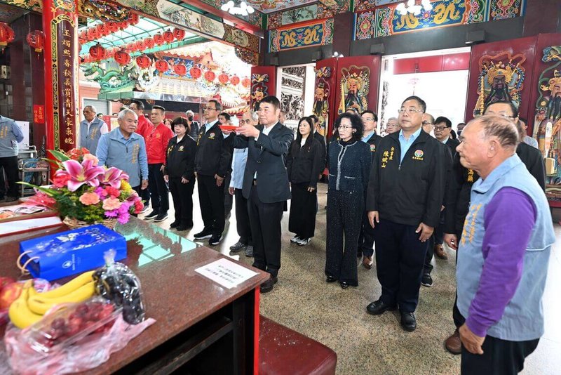 農曆春節假期結束，苗栗縣長鍾東錦（中）23日率縣府各局處長到廟宇參拜，祈福開工順利，期許各重大建設如期推動，地方發展持續向前邁進。（苗栗縣政府提供）中央社記者管瑞平傳真　115年2月23日