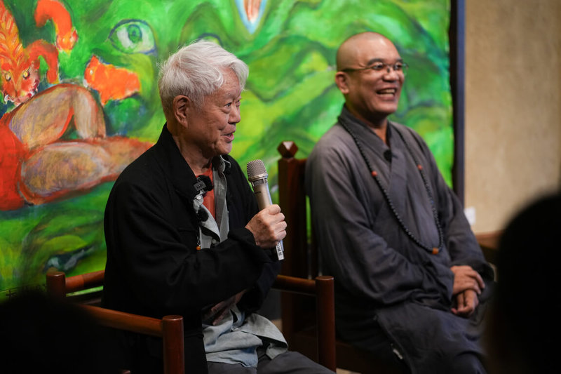 藝術家蔣勳（左）「還至本處」畫展，近期於台中菩薩寺展出。蔣勳日前於開幕致詞表示，這是他以佛教經典發想系列作品展覽的第5站，盼能從中找到安定人心的力量。右為菩薩寺住持慧光法師。（蔣勳文化基金會提供）中央社記者邱祖胤傳真　115年2月23日