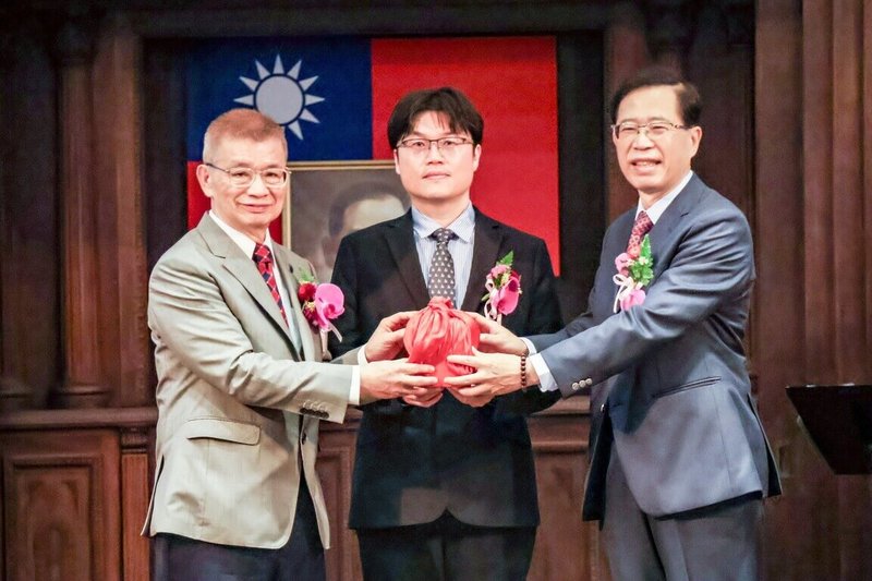 國立台灣師範大學23日舉行第15任校長交接典禮，在教育部次長朱俊彰（中）監交下，由卸任校長吳正己（左）將印信交接給新任校長宋曜廷（右）。（台師大提供）中央社記者許秩維傳真　115年2月23日