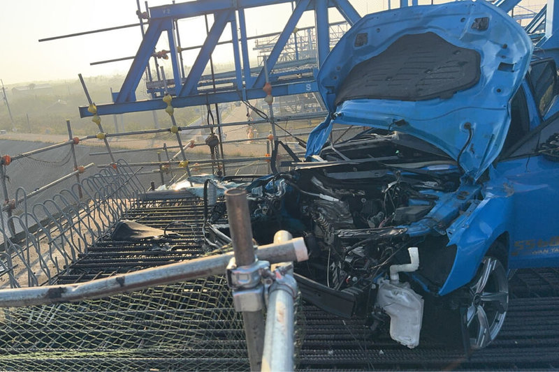 王姓男子23日清晨獨自駕車行經台南市安南區台江大道，不明原因失控撞進台61線快速道路施工路段，車體嚴重變形，王男受困駕駛座當場死亡。（讀者提供）中央社記者楊思瑞台南傳真　115年2月23日