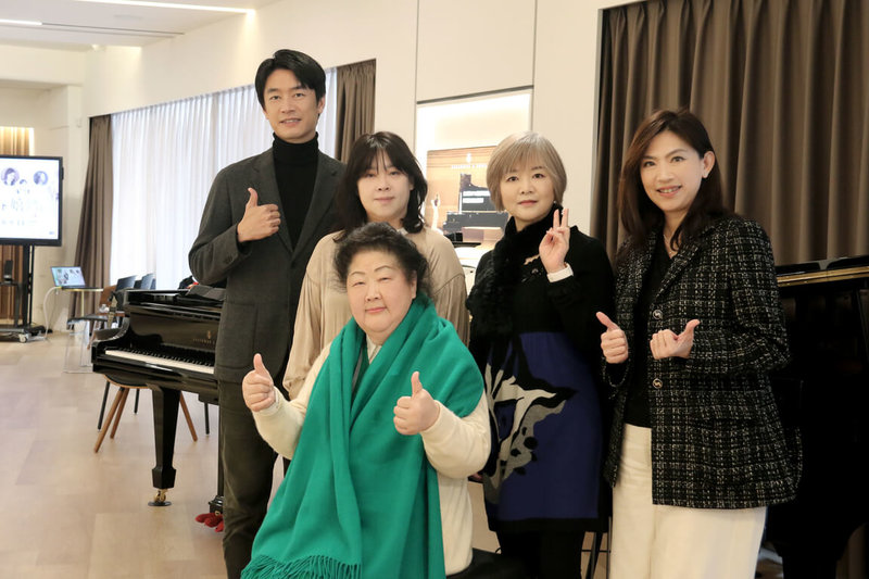 吹笛人室內樂團將舉辦3場「春嬉」長笛系列音樂會，樂團創辦人樊曼儂（前排中坐者）表示，策展初衷是呈現「音樂審美的標準不只一種」，透過不同的名家訪台，也提供不同視野與音樂面貌。（新象藝術提供）中央社記者趙靜瑜傳真  115年2月23日