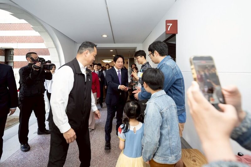 總統賴清德（中）、副總統蕭美琴23日向總統府各單位工作人員拜年，遇到前來總統府參觀的民眾。（總統府提供）中央社記者葉素萍傳真　115年2月23日