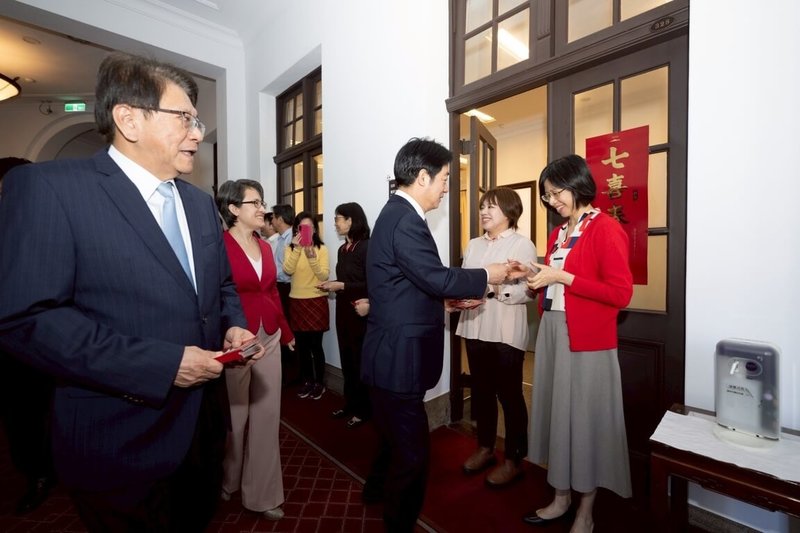 總統賴清德（中）、副總統蕭美琴23日向總統府各單位工作人員拜年，總統並逐一發放福袋。（總統府提供）中央社記者葉素萍傳真　115年2月23日
