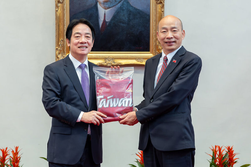 總統賴清德（左）23日與立法院長韓國瑜（右）等五院院長茶敘，致贈「總統府特製版棗紅色Taiwan帽T」，象徵國家在新的一年大展鴻圖、鴻運當頭。（總統府提供）中央社記者葉素萍傳真　115年2月23日
