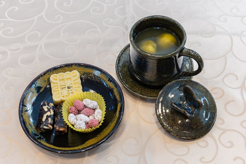 總統賴清德23日與五院院長新春茶敘，備有年節氣氛的生仁糖、棗泥核桃、綠豆冰糕搭配金桔茶。（總統府提供）中央社記者葉素萍傳真　115年2月23日