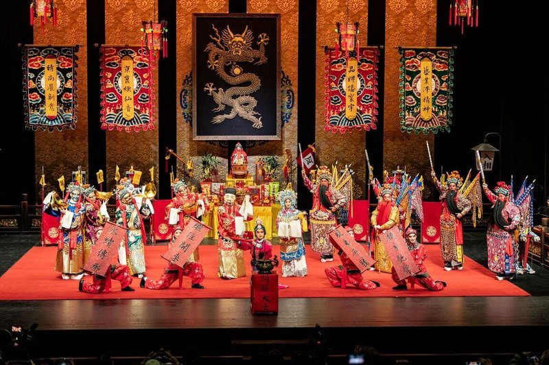 傳統藝術中心國光劇團23日開工，舉行「開箱」儀式，實力派演員盛鑑與黃宇琳分飾男女加官進行演出，為新年揭開序幕。（國光劇團提供）  中央社記者趙靜瑜傳真  115年2月23日