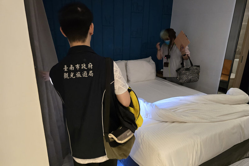 有民眾發文指稱，日前入住台南市某旅店一晚要價逾新台幣6000元房間，但衛生環境不佳，體驗極差，市府22日派員稽查。（台南市政府提供）中央社記者楊思瑞台南傳真　115年2月23日