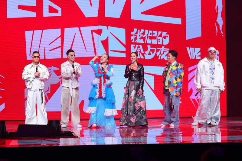 文化總會春節特別節目「2026 WE ARE 我們的除夕夜」以台饒音樂開場，由歌手卜學亮（右2）、阿跨面（右1）、黃妃（左3）與台語嘻哈團體草屯囝仔共演，在網路上也備受討論。（文總提供）中央社記者王寶兒傳真　115年2月23日