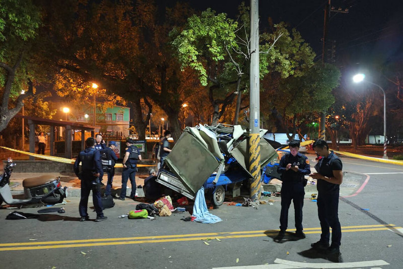 台南一名男子23日下午駕駛小貨車搭載5名兒童，在仁德區疑為躲避警方攔查，擦撞多部汽機車後撞上電線桿，車上5名兒童受傷送醫。（讀者提供）中央社記者楊思瑞台南傳真　115年2月23日