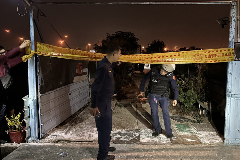 台南市新營區一處鐵皮屋民宅23日疑發生家庭糾紛，陳姓男子涉嫌持刀攻擊妻子及妻舅致傷，再持刀自傷，警消抵達後協助將3人送醫，詳情正由警方進一步釐清。（讀者提供）中央社記者楊思瑞台南傳真　115年2月23日